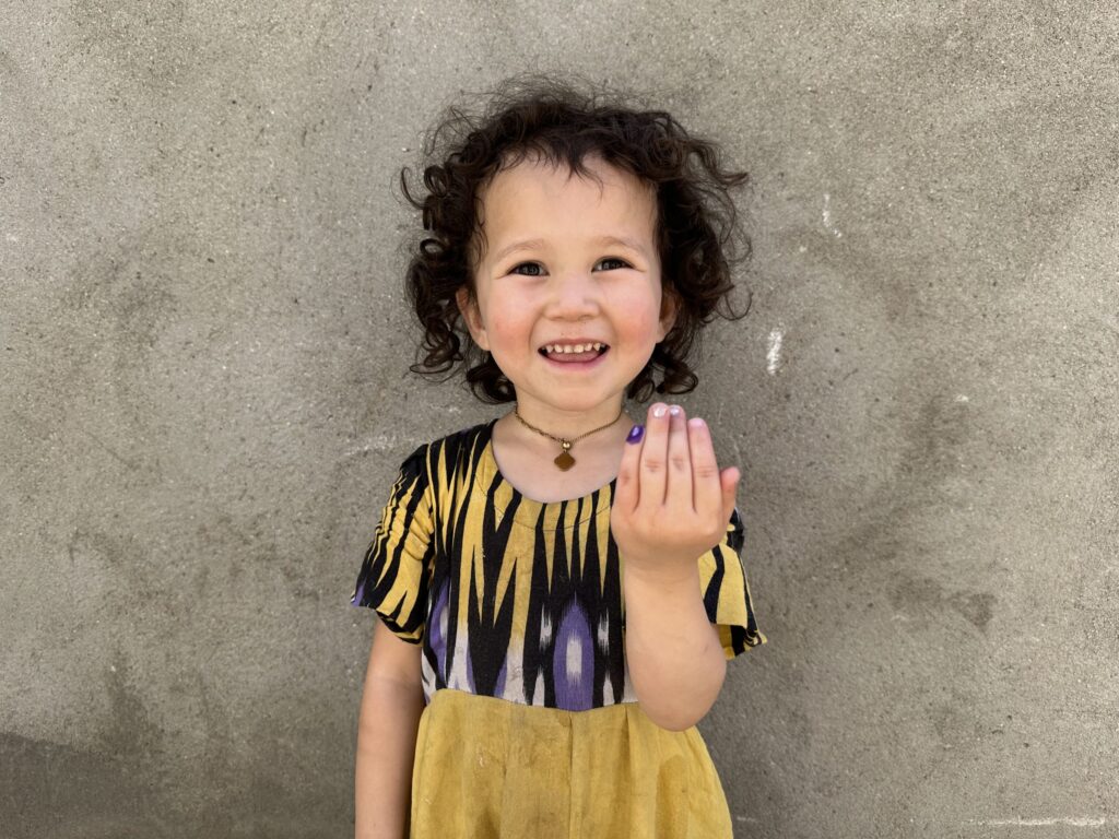 every child who is vaccinated has their left pinky finger painted purple